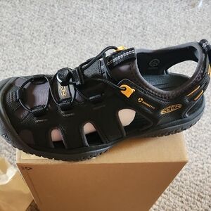 KEEN Mens' Black and Gold SOLR Sandal